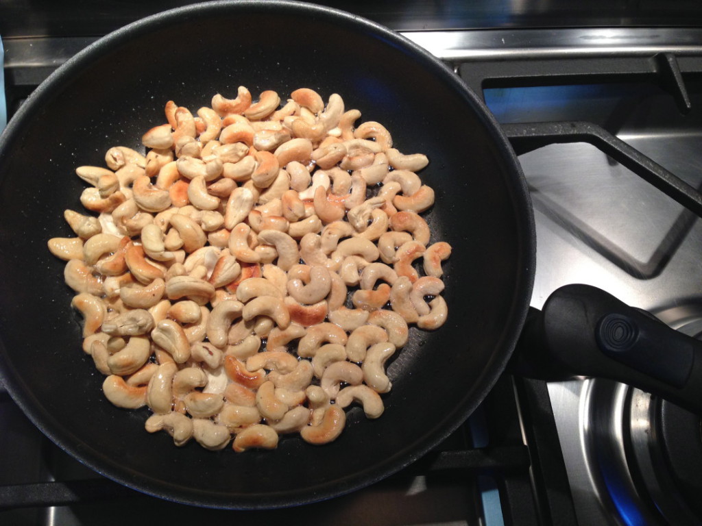 These spicy cashews are the perfect snack at five, together with a beer or glass of wine! Easy to make, not too unhealthy and absolutely divine!