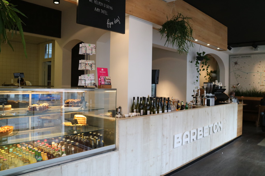 Bar Beton, bar, with smoothies, breakfast, lunch, coffee, tart, cake and more