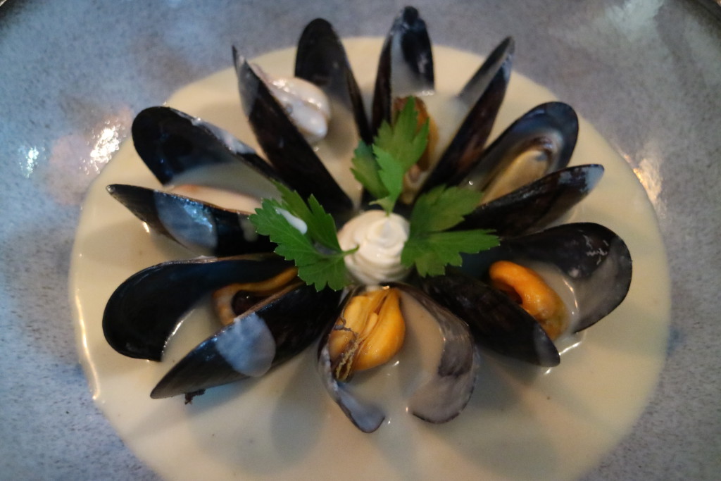 Mussels with cold potato and leep soup (Vichyssoise)